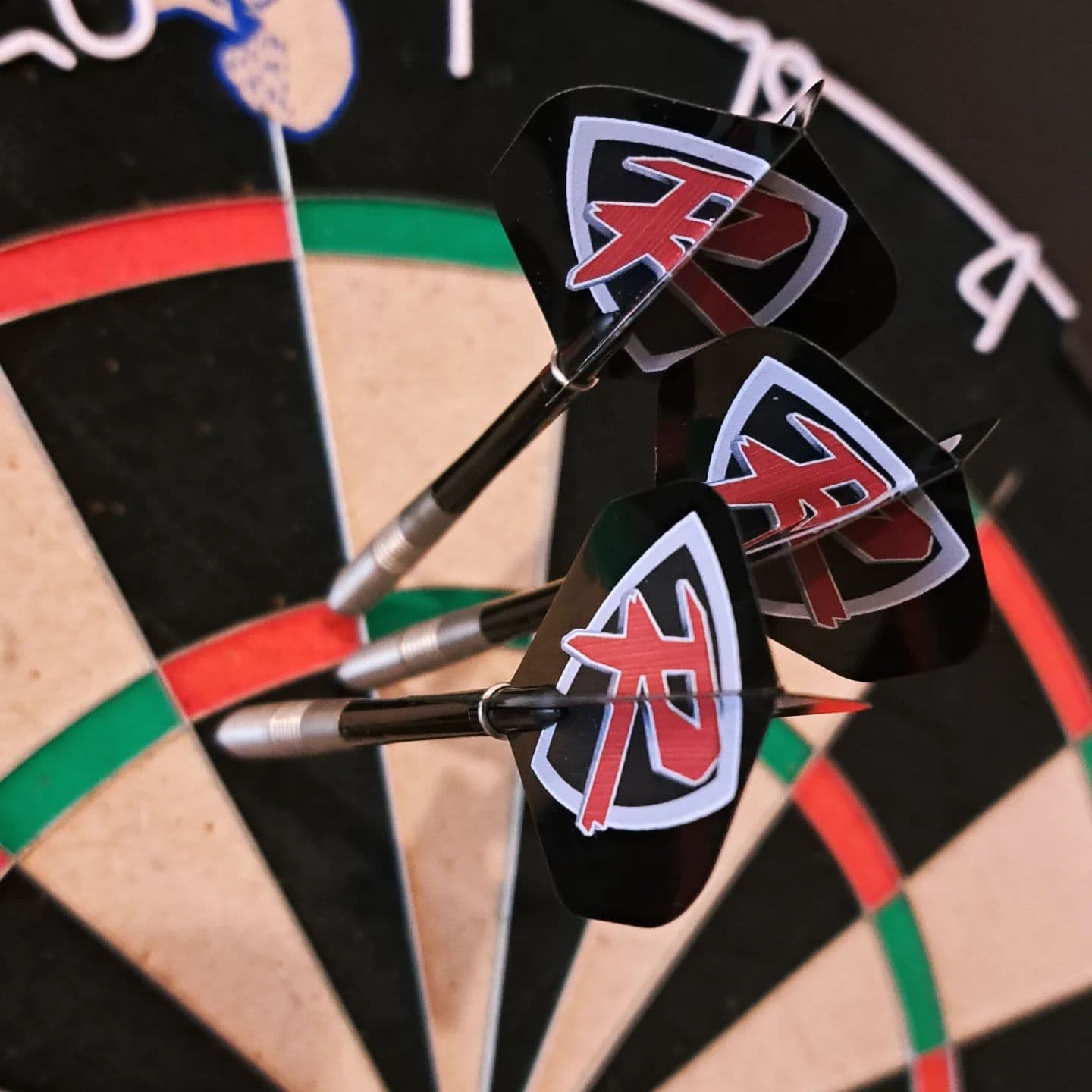 #risingstar #dart🎯 #gameon #sport1 #allypally #ninedarter #comingforyou
dartshopper targetdarts winmauofficial reddragondarts  #mixeditupdart🎯 #gameon #gooddarts🎯 #hypedbockangriff #dailymess #hashtag #handyshot #samsunga53 #photosofinstagram #photography #dailypost #amateur #loveit #dartshopper