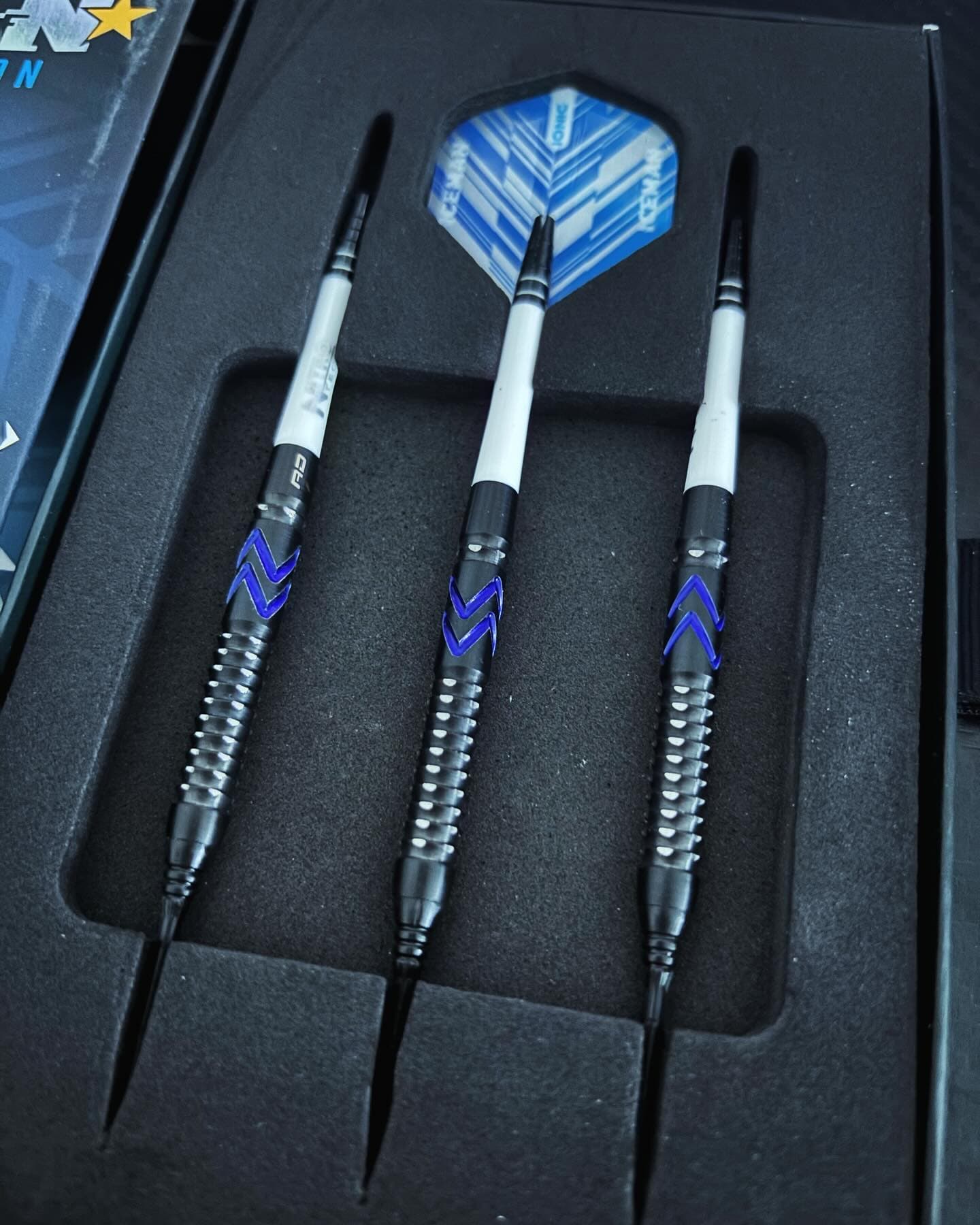 Hier sind sie meine neuen Darts 🎯 Steelpfeile habe ich mich für Joe Cullens seine entschieden, da sie Ultra gut aussehen und auch einen sehr guten Grip haben bis jetzt. Für E-Darts hab ich die wunderschönen Gerwyn Price Blue ICE Darts. Sie sehen optisch Mega aus und werden die Tage angeworfen 🎯Vielen Dank an dartshopper für die schnelle Lieferung 🚚 #darts #dart #dartshopper #joecullendarts #gerwynprice