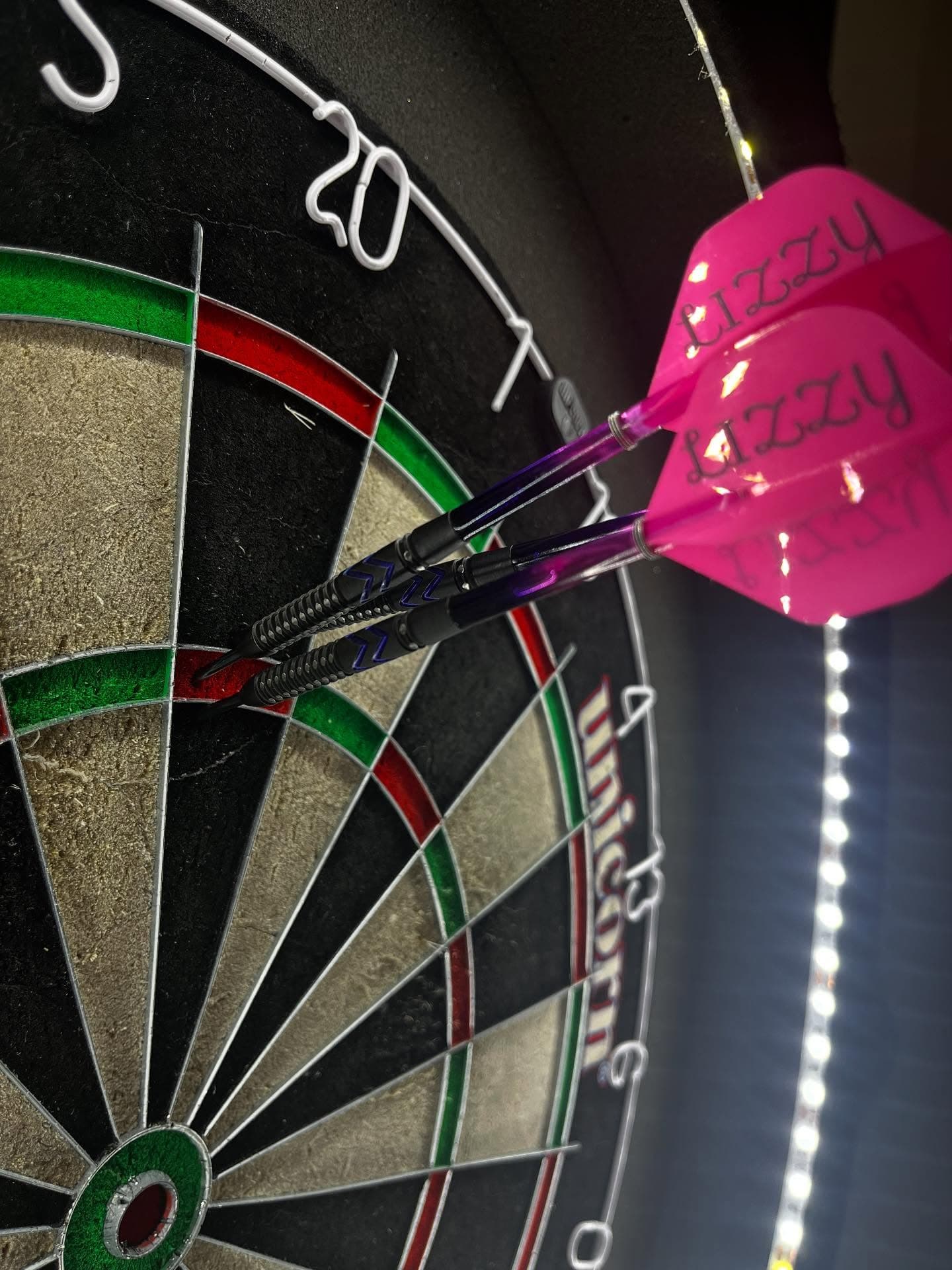 Erg blij met de nwe  GerwynPrice Blue Ice dartpijlen en ‘Lizzy’ dartflights  van dartshopper.nl . Op naar de 180!
#dartshoppernl #dartshopper #darts #gerwynprice #blueice